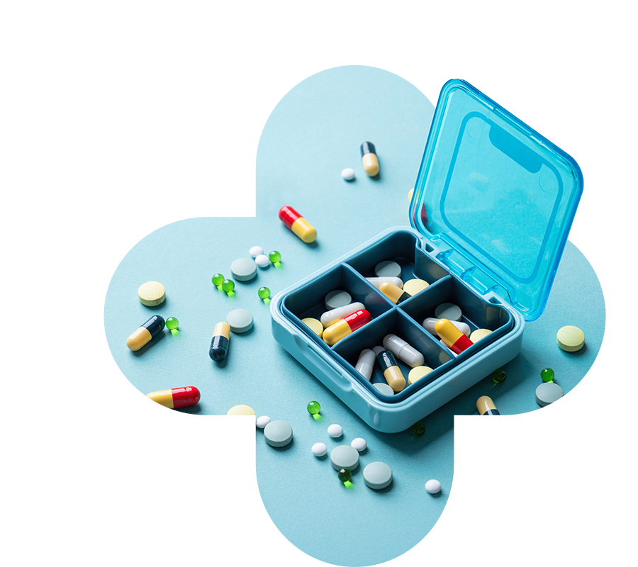 Pilulier pharmaceutique en plastique bleu avec de nombreuses pilules multicolores