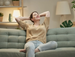 Femme qui se détend sur son canapé