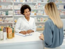 Pharmacienne qui fait un bilan de prévention avec une patiente