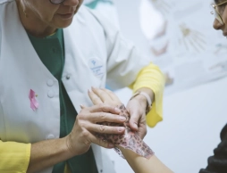 Pharmacienne Totum qui réalise une orthèse sur mesure à une patiente