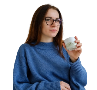 Femme avec une tasse à la main