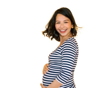 Femme enceinte souriante en marinière rayée blanche et bleue, les mains sur son ventre. En fond, une croix de pharmacien jaune.